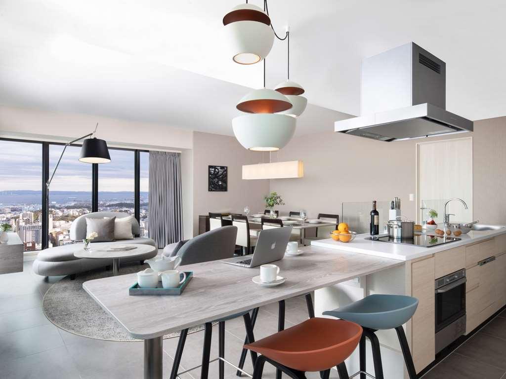 Oakwood Suites Yokohama Yokohama  Habitación foto A modern kitchen